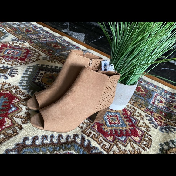 Old Navy Peep Toe Chunky Heel - Picture 2 of 6